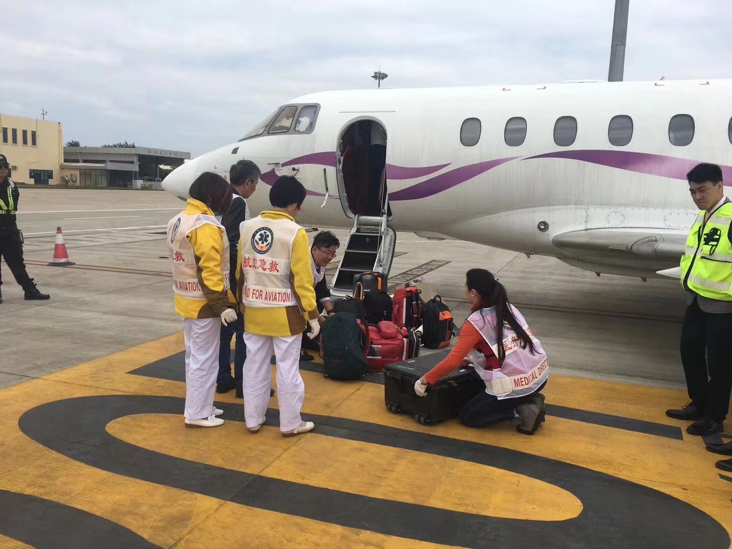 无锡香港出入境救护车出租